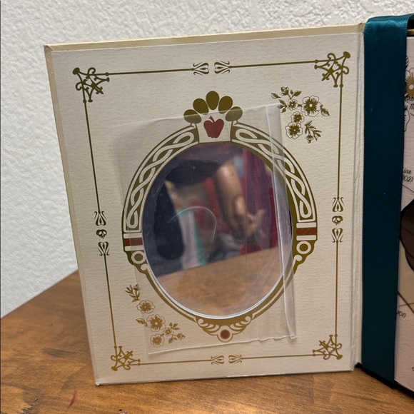 Bésame Cosmetics x Disney’s Snow White The 1937 Collection Storybook Palette - Picture 8 of 11